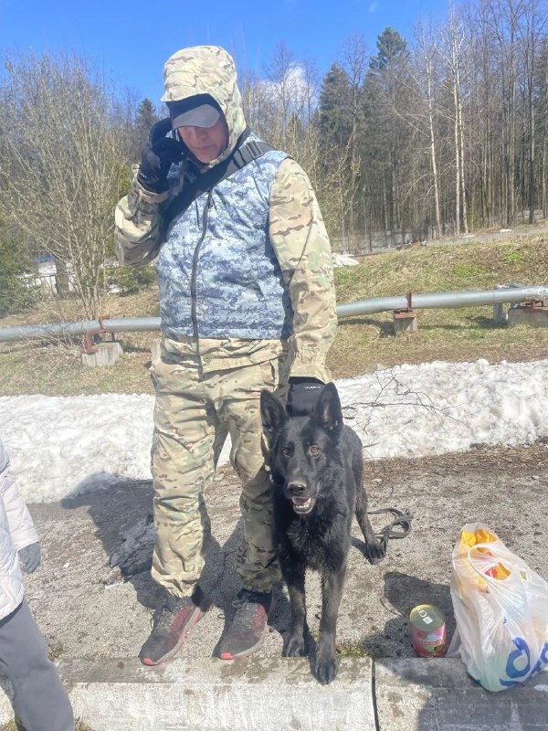 🐾 Экскурсия к хвостатым героям: как мы побывали в Центре кинологической службы!Вчера ребята из 1А, 3А и 4А классов побывали в гостях у настоящих героев — служебных собак и их наставников! 🐕‍🦺Служебные собаки — это не просто животные, а настоящие профессионалы, от которых зависят жизни людей и безопасность общества. Их служба требует невероятной дисциплины, ума и преданности.В Центр кинологической службы дети познакомились с различными породами служебных собак - немецкие овчарки, лабрадоры, бельгийские овчарки, ротвейлеры, спаниели. Узнали, что у каждой породы своя задача. Например:  немецкие и бельгийские овчарки — универсальные солдаты: умные, выносливые, легко обучаемые, а лабрадоры и спаниели — незаменимы в поиске наркотиков и взрывчатки благодаря отличному нюху. Ребята с восторгом наблюдали, как работают настоящие служебные собаки. Мы увидели, как чётко и слаженно четвероногие помощники выполняют команды, ищут предметы и демонстрируют свои навыки. Особенно впечатлило, какая крепкая дружба связывает собак и их наставников — это настоящая команда!Дети смогли не только посмотреть на выступление, но и поиграть с добрыми и умными собаками, задать вопросы кинологам и узнать много интересного о нелёгкой, но очень важной службе.Огромная благодарность сотрудникам Центра за гостеприимство и такую познавательную встречу! Для ребят это был день, наполненный эмоциями, новыми знаниями и, конечно, любовью к животным!🐾 Экскурсия к хвостатым героям: как мы побывали в Центре кинологической службы!Вчера ребята из 1А, 3А и 4А классов побывали в гостях у настоящих героев — служебных собак и их наставников! 🐕‍🦺Служебные собаки — это не просто животные, а настоящие профессионалы, от которых зависят жизни людей и безопасность общества. Их служба требует невероятной дисциплины, ума и преданности.В Центр кинологической службы дети познакомились с различными породами служебных собак - немецкие овчарки, лабрадоры, бельгийские овчарки, ротвейлеры, спаниели. Узнали, что у каждой породы своя задача. Например:  немецкие и бельгийские овчарки — универсальные солдаты: умные, выносливые, легко обучаемые, а лабрадоры и спаниели — незаменимы в поиске наркотиков и взрывчатки благодаря отличному нюху. Ребята с восторгом наблюдали, как работают настоящие служебные собаки. Мы увидели, как чётко и слаженно четвероногие помощники выполняют команды, ищут предметы и демонстрируют свои навыки. Особенно впечатлило, какая крепкая дружба связывает собак и их наставников — это настоящая команда!Дети смогли не только посмотреть на выступление, но и поиграть с добрыми и умными собаками, задать вопросы кинологам и узнать много интересного о нелёгкой, но очень важной службе.Огромная благодарность сотрудникам Центра за гостеприимство и такую познавательную встречу! Для ребят это был день, наполненный эмоциями, новыми знаниями и, конечно, любовью к животным!