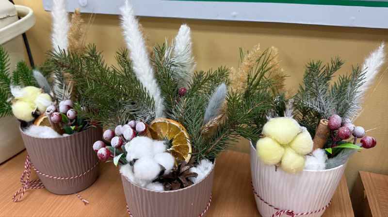 Новогоднее настроение в нашей школе! Во всех классах школы царит праздничная атмосфера: ученики активно готовятся к Новому году, украшают свои кабинеты и создают уютную обстановку. А наши талантливые ребятишки из #внеурочка по флористике удивили всех своими прекрасными композициями — настоящие мастера своего дела!😍