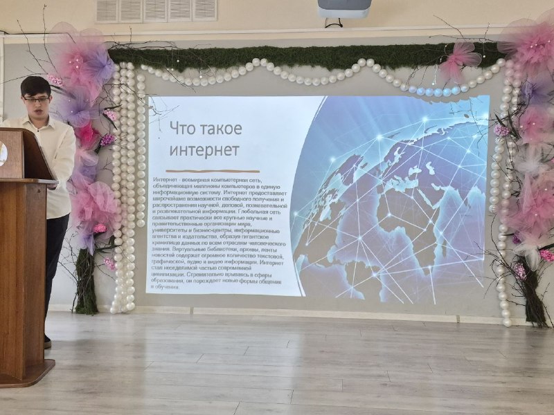 Как мы уже рассказывали, в «Европейской школе» проходит защита индивидуальных проектов в 10 и 11 классах. На этой неделе жюри заслушало выступления учащихся 11 класса. Иван Шамарин подготовил проект на тему «Как СМИ влияют на общество». Выводы: СМИ опасны способностью манипулировать сознанием, формировать искаженные ценности и ложные стереотипы, особенно у подростков и молодежи, а также вовлекать в опасные сообщества. Поэтому важно развивать навыки критического мышления и перепроверять информацию. Артур Боринских изучал тему «Интернет в жизни старшеклассника: за и против». Как показало его исследование, 80 - 90% молодежи считает интернет неотъемлемой частью свой жизни, при этом основная масса опрошенных использует интернет до 4 часов в день и в основном не в учебных целях.Артем Захаров работал над созданием мультимедийного проекта о подводных лодках эпохи Второй мировой войны. В ходе работы он использовал технические данные специализированных сайтов и форумов, посвященных подводным лодкам и военным операциям, тематические компьютерные игры-симуляторы и возможности искусственного интеллекта. На выходе получился качественный мультимедийный продукт, позволяющий изучить устройство подводной лодки. Артем Неверов изучал спортивные маршруты города Перми. Он представил главные объекты спортивно-оздоровительной инфраструктуры города, а также рассказал об известных российских спортсменах, которые родились в Прикамье. Среди них – Константин Зырянов, самый титулованный пермский футболист, Мария Тотьмянина, знаменитая российская фигуристка, Виталий Соломин – первый советский чемпион мира по боксу в легком весе, Мария Истомина, лыжница, призер чемпионата России и этапа кубка Мира и др. В секции «Естественные науки» Марина Петровых изучала, как наследственность влияет на состояние волос. В исследовательской части работы она составила родословную своей семьи, чтобы выяснить, как среди родственников наследуется ген алопеции (облысения). Научный руководитель: Милена Алексеевна Бурдина, учитель биологии и химии. Дарья Кузнецова познакомила слушателей с понятием афантазии и анендофазии: это особенности мышления, связанные с отсутствием мысленных образов и внутреннего голоса. Особенность в том, что люди зачастую не осознают, что их восприятие отличается от нормы, а общество не учитывает эту нетипичность.📍На основе проведенного опроса в школе также выявлены дети с этими особенностями. Поскольку  явления еще изучаются современной наукой, в ходе работы Дарья опиралась на исследования из зарубежных интернет-источников.Напомним, что индивидуальный проект - это самостоятельная исследовательская работа ученика, которая ведется в течение учебного года. Оценка за него идет в аттестат.Как мы уже рассказывали, в «Европейской школе» проходит защита индивидуальных проектов в 10 и 11 классах. На этой неделе жюри заслушало выступления учащихся 11 класса. Иван Шамарин подготовил проект на тему «Как СМИ влияют на общество». Выводы: СМИ опасны способностью манипулировать сознанием, формировать искаженные ценности и ложные стереотипы, особенно у подростков и молодежи, а также вовлекать в опасные сообщества. Поэтому важно развивать навыки критического мышления и перепроверять информацию. Артур Боринских изучал тему «Интернет в жизни старшеклассника: за и против». Как показало его исследование, 80 - 90% молодежи считает интернет неотъемлемой частью свой жизни, при этом основная масса опрошенных использует интернет до 4 часов в день и в основном не в учебных целях.Артем Захаров работал над созданием мультимедийного проекта о подводных лодках эпохи Второй мировой войны. В ходе работы он использовал технические данные специализированных сайтов и форумов, посвященных подводным лодкам и военным операциям, тематические компьютерные игры-симуляторы и возможности искусственного интеллекта. На выходе получился качественный мультимедийный продукт, позволяющий изучить устройство подводной лодки. Артем Неверов изучал спортивные маршруты города Перми. Он представил главные объекты спортивно-оздоровительной инфраструктуры города, а также рассказал об известных российских спортсменах, которые родились в Прикамье. Среди них – Константин Зырянов, самый титулованный пермский футболист, Мария Тотьмянина, знаменитая российская фигуристка, Виталий Соломин – первый советский чемпион мира по боксу в легком весе, Мария Истомина, лыжница, призер чемпионата России и этапа кубка Мира и др. В секции «Естественные науки» Марина Петровых изучала, как наследственность влияет на состояние волос. В исследовательской части работы она составила родословную своей семьи, чтобы выяснить, как среди родственников наследуется ген алопеции (облысения). Научный руководитель: Милена Алексеевна Бурдина, учитель биологии и химии. Дарья Кузнецова познакомила слушателей с понятием афантазии и анендофазии: это особенности мышления, связанные с отсутствием мысленных образов и внутреннего голоса. Особенность в том, что люди зачастую не осознают, что их восприятие отличается от нормы, а общество не учитывает эту нетипичность.📍На основе проведенного опроса в школе также выявлены дети с этими особенностями. Поскольку  явления еще изучаются современной наукой, в ходе работы Дарья опиралась на исследования из зарубежных интернет-источников.Напомним, что индивидуальный проект - это самостоятельная исследовательская работа ученика, которая ведется в течение учебного года. Оценка за него идет в аттестат.