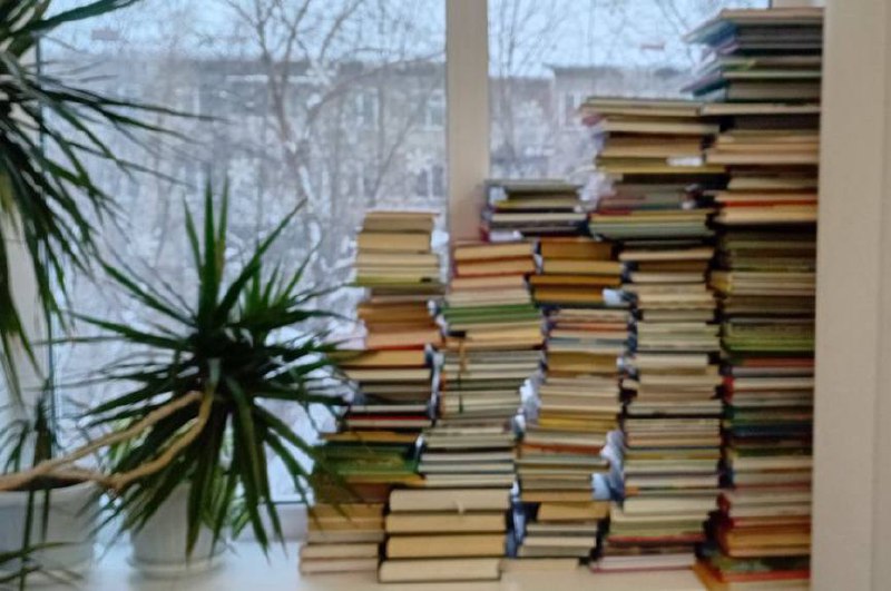Акция "Дарите книги с любовью": итоги и благодарности📌Совместными усилиями обучающихся, педагогов и родителей 1-5 классов была собрана значительная коллекция литературы для пополнения фондов сельских библиотек. Всего участниками было передано 330 книг, каждая из которых станет источником вдохновения и новых открытий для юных читателей.Собранная литература передана в Пермскую краевую детскую библиотеку имени Л.И. Кузьмина. Учебный отдел выражает огромную признательность всем участникам благотворительной акции «Дарите книги с любовью» за проявленную инициативу и вклад в развитие культуры чтения среди детей.Каждый ребенок-участник получит заслуженную награду — сертификат участника акции, который будет вручен на торжественной итоговой линейке.Благодаря таким мероприятиям мы можем внести важный вклад в воспитание любви к чтению и культурному наследию нашей страны!