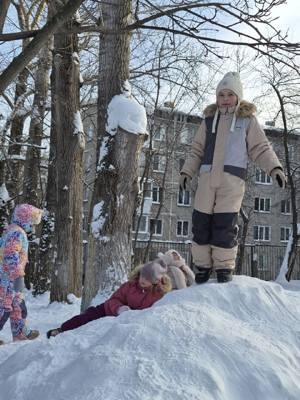 ❄️Зима - прекрасное время года! И мороз нам не помеха!❄️ Прогулка - каждый день по расписанию! Строим снежные крепости и пещеры, катаемся с горки, играем в снежки и футбол! Отдохнувшие, с румянцем во всю щеку, возвращаемся в школу!❄️Зима - прекрасное время года! И мороз нам не помеха!❄️ Прогулка - каждый день по расписанию! Строим снежные крепости и пещеры, катаемся с горки, играем в снежки и футбол! Отдохнувшие, с румянцем во всю щеку, возвращаемся в школу!