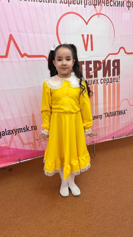 Сегодня с гордостью рассказываем об ученице 1 «А» класса Алисе Блиновой, которая уже пять лет занимается в танцевальной студии «Жемчужина» под руководством замечательных тренеров — Обориной Елены Владимировны и Калининой Марии Юрьевны.Алиса — настоящий пример трудолюбия, настойчивости и дисциплины. Регулярные тренировки, умение слушать музыку, чувствовать ритм и передавать эмоции через движения помогают ей занимать призовые места на престижных хореографических конкурсах.Недавние достижения Алисы:- Лауреат I степени во Всероссийском конкурсе-фестивале «Весне навстречу»;- Лауреат II степени в фестивале «Артерия в ритме наших сердец»;- Лауреат III степени в конкурсе «Создай мечту».Танцевальное мастерство Алисы успешно сочетает с отличной учёбой, активным участием в олимпиадах и творческих конкурсах. У неё много друзей среди одноклассников, и она всегда готова поддержать любую инициативу.Поздравляем Алису с яркими победами и желаем, чтобы каждый её танец был наполнен радостью, вдохновением и новыми успехами! Пусть впереди будет ещё больше наград и счастливых моментов! 💃🎉