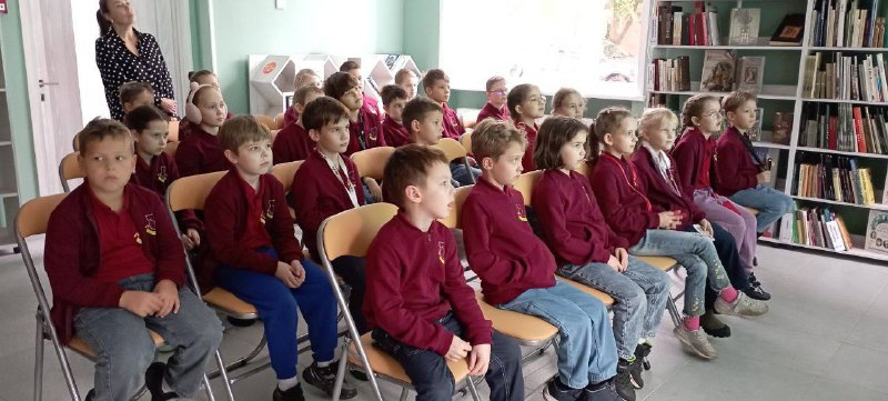 Обучающиеся 1 «А» и 3 «А» классов совершили незабываемое путешествие в обновлённую детскую модельную библиотеку № 6 имени Виталия Валентиновича Бианки.Во время экскурсии ребята вместе с педагогами погрузились в атмосферу традиционной книжной культуры и ознакомились с новейшими цифровыми технологиями. Особое внимание привлек квест «По лесным тропинкам с Виталием Бианки»: школьники получили знания о творчестве известного детского писателя, окунулись в историю написания его произведений и узнали много интересного из его личной жизни.Увлекательные задания, интерактивные игры и творческие проекты позволили ребятам почувствовать себя настоящими исследователями мира литературы. Ребята посетили зону отдыха и развлечений, поучаствовали в викторинах и загадках, предложенных гостеприимными сотрудниками библиотеки.Мы уверены, что тёплые воспоминания о встрече останутся навсегда, а библиотека станет любимым местом каждого ребёнка!