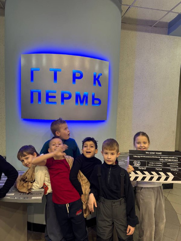  Ученики 2 «А» класса совершили увлекательное путешествие в мир телевизионного и радиовещания, посетив ГТРК!Ребята погрузились в творческую атмосферу съемочного процесса и радиопередач. Они побывали в гримерке, где ведущие и гости готовятся к выходу в прямой эфир. Затем школьники оказались в студии, где проходят съемки ежедневных передач. Здесь ребята узнали много интересного о процессе подготовки и записи программ. Также заглянули в монтажный кабинет, где профессионалы обрабатывают отснятый материал.Но и это ещё не всё! Ученики продолжили своё знакомство с миром телевидения, посетив музей телевидения. Там они получили исчерпывающие знания обо всех этапах развития отрасли и работе профессионалов своего дела.Следующим пунктом стала радиостудия, где ребята попробовали себя в роли настоящих ведущих и гостей популярных радиостанций, таких как «Маяк», «Вести ФМ» и «Радио России».