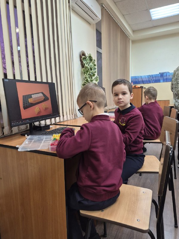 Повышаем цифровую грамотность Смартфоны, планшеты, компьютеры с раннего возраста в доступе практически каждого современного ребенка. Наше убеждение: запрещать их бессмысленно, но нужно учить использовать гаджеты грамотно, дозированно и с пользой для развития, а не только в целях поглощения развлекательного контента. 📍Для выпускника начальной школы цифровая грамотность – это одна из ключевых компетенций по ФГОС. Она включает в себя:цифровую безопасность (понимание основ защиты личных данных, безопасного общения в сети)информационную грамотность (умение искать информацию в цифровых источниках и использовать ее в учебных целях)технические навыки (основы работы с цифровыми устройствами, браузерами, электронной почтой, текстовыми редакторами)цифровое творчество (создание простейшего контента: презентаций, таблиц, документов и пр.)цифровое взаимодействие (умение работать в сети, соблюдение сетевого этикета).В рамках #внеурочки в начальной школе мы работаем на повышение цифровой грамотности детей. 1 и 2 классы начинают изучать информатику и робототехнику, 3 – 4 классы уже познакомились с основами мобильной фотографии и графического дизайна, сейчас изучают программирование на платформе Scratch. Цифровая грамотность - это умение использовать цифровые технологии, и для современного школьника она не менее важна, чем умение читать и писать. Ей и был посвящен одноименный курс для учащихся 3 и 4 классов. Ребята знакомились со смартфоном и планшетом как полезными инструментами для учебы и повседневной жизни, изучали электронную почту и ее функции, учились использовать электронные таблицы для простых расчетов и создавать презентации. Планировали дела и события с помощью календаря, учились совместной работе в облачном хранилище, самостоятельно зарегистрировались в электронных дневниках и даже изучали возможности искусственного интеллекта. Несколько занятий посвятили цифровой безопасности: умению защищать личные данные, распознавать угрозы (фишинг, кибербуллинг) и соблюдать правила безопасного поведения в сети. И все это – не в компьютерном классе, а используя мобильный телефон. Конечно же, эти занятия очень нравились детям. Все эти навыки пригодятся детям и в учебе, и в повседневной жизни!