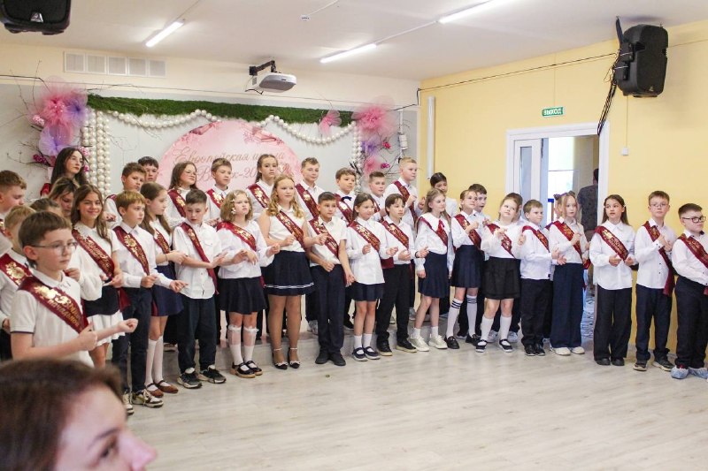 ✨ 22 мая в стенах Европейской школы прошёл долгожданный выпускной 4-х классов! 🎓Каждый класс подготовил свой творческий номер, а в завершение все ребята вместе исполнили трогательную песню — прощание с начальной школой. Это был очень тёплый и запоминающийся день для учеников, родителей и учителей.Поздравляем 4А, 4Б и 4В с последним звонком! Мы гордимся вашими успехами, смелостью и дружбой. Пусть впереди вас ждут только интересные открытия, новые друзья и большие победы. В добрый путь, дорогие выпускники начальной школы! А еще больше фото можете найти в нашем альбоме