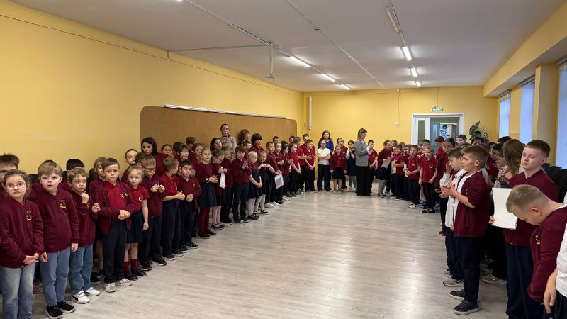 🎓✨Сегодня, 3 декабря, в нашей школе состоялась праздничная линейка для учеников начальных классов!На торжественной линейке  мы отметили и наградили наших талантливых ребят, которые принимали активное участие в осенних школьных мероприятиях. 
