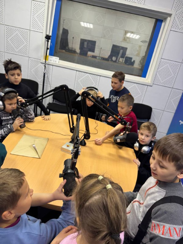  Ученики 2 «А» класса совершили увлекательное путешествие в мир телевизионного и радиовещания, посетив ГТРК!Ребята погрузились в творческую атмосферу съемочного процесса и радиопередач. Они побывали в гримерке, где ведущие и гости готовятся к выходу в прямой эфир. Затем школьники оказались в студии, где проходят съемки ежедневных передач. Здесь ребята узнали много интересного о процессе подготовки и записи программ. Также заглянули в монтажный кабинет, где профессионалы обрабатывают отснятый материал.Но и это ещё не всё! Ученики продолжили своё знакомство с миром телевидения, посетив музей телевидения. Там они получили исчерпывающие знания обо всех этапах развития отрасли и работе профессионалов своего дела.Следующим пунктом стала радиостудия, где ребята попробовали себя в роли настоящих ведущих и гостей популярных радиостанций, таких как «Маяк», «Вести ФМ» и «Радио России».