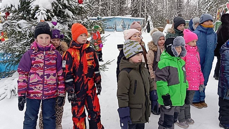 🐎✨Путешествие в волшебный мир "Сивки-Бурки"! ✨🐎Наши ребята из  1А и 3А класса совершили незабываемое приключение в конный клуб "Сивка-Бурка"! Наши маленькие герои:Катались на санях и забавном "банане" по сказочному заснеженному лесу Весело проводили время вместе с любимыми героями — Хвалёным и Гуленой Познакомились с очаровательными пони, грациозными лошадьми, величественным верблюдом, забавным кабаном и множеством ярких пернатых друзей — курами, павлинами, утками и другими птицами.Кормили настоящих северных оленей Встречали самого настоящего Деда Мороза и получали сладкие подарки — символы наступившего года 