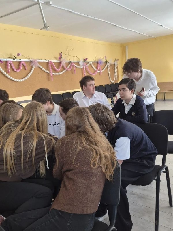 Сегодня в "Европейской школе" вновь прошли дебаты. На этот раз они были посвящены теме:  "Стоит ли после 9 класса уходить в колледж или лучше продолжить учебу в школе? " Участники - 8 и 9 класс, для будущих выпускников этот вопрос, безусловно, актуален. Дебаты — это структурированный публичный спор, где участники (спикеры) делятся на команду утверждения и команду отрицания (в нашем случае - это правительство и оппозиция), аргументированно отстаивая свои позиции.Основная цель участников — убедить аудиторию в своей правоте, соблюдая корректность и логику, также важен тайминг выступления. Выступление выстраивается в следующей логике: тезис  аргумент  раскрытие аргумента. Критерии оценки: умение выступать на публике, отношение к вопросам оппонентов и качество ответов на них, корректность по отношению к оппонентам, определение ключевых понятий, ясность, последовательность изложения.Участников поделили на группы. У каждого выступающего была своя роль: председатель правительства, его заместитель, лидер оппозиции,  член правительства и оппозиции и т.д. Дебаты были оживленными! ➡Позиция правительства: да, учебу в школе необходимо завершать после 9 класса. ➡Оппозиция, соответственно, была за продолжение учебы в 10-11 классах. Что интересно, некоторые участники начали протестовать против такого распределения ролей, поскольку это не отвечает их личной позиции. Но ведущие подчеркнули, что смысл и важность дебатов  именно в том, что необходимо просто аргументированно защищать какую-то позицию, даже если она тебе не близка.Итак, какие аргументы привели участники дебатов? ➡ Уходя из школы после 9 класса, молодежь получает следующие преимущества:- меньше зависишь от родителей- проще поступить в учреждение СПО, нежели в вуз- избавляешься от сдачи ЕГЭ - меньше стресса- быстрее становишься финансово независимым, раньше начиная работать- больше практики, чем теории, что повышает твою ценность на рынке труда- можно сочетать работу и учебу, нарабатывать портфолио и т.д.Аргументы за учебу в 10-11 классе и поступление в вуз:-после СПО нужно все равно сдавать ЕГЭ, если идешь на другую специальность- учебу и работу точно так же можно совмещать- высшее образование - инвестиция в будущее, ведь работодатель с большей вероятностью возьмет на работу выпускника вуза (кстати, об этом говорит наличие проф. стандартов и требований к уровню образования для той или иной  профессии)- отсрочка от армии- возможность более осмысленной профориентации (!), ведь есть время подумать еще два года, принять решение самостоятельно, возможно, даже выбрать не ту профессию, на которой настаивают родители- не теряешь время на обучение в колледже, потому что срок обучения в вузе после СПО не сократится и пр.﻿Дебаты проведены в рамках курса "Обществознание" в 8 - 9 классах: сейчас дети изучают темы, связанные с образованием.Такая нетрадиционная форма урока дает возможность лучше разобраться в теме и, главное, помогает будущим выпускникам выработать личную позицию по самым актуальным вопросам. Особенно хочется отметить сегодняшние выступления Клестовой Анны и Сибиряковой Алены (оппозиция), Дианы Рыбак, Кирилла Данилевича (правительство).Организаторами дебатов выступили учитель истории и обществознания Ольга Алексеевна Акмаева и студенты ПГНИУ, представители Молодежного парламента Законодательного Собрания края - Сергей Кузнецов,  Антон Бобров, Ян Городецкий.В следующем учебном году мы планируем развивать это направление работы в старших классах, ведь дебаты учат школьников отстаивать свою точку зрения, искать аргументы, строить доказательную базу, формируют критическое мышление, развивают кругозор!