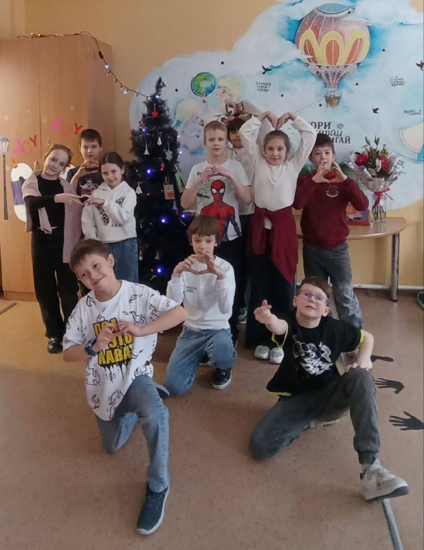 🌍Мы продолжаем наше увлекательное путешествие и сегодня заглянули в гости к ученикам 3А класса! Вместе с ними перенеслись в прекрасную Францию, страну романтики, искусства и удивительных традиций.Во Франции Дедушку Мороза зовут Пэр Ноэль, что значит «Отец Рождество». Помогает ему верный спутник — Пэр Фуэтар, чье имя переводится как «Страшилище». Именно этот строгий помощник следит за порядком и дисциплиной малышей: шалуньям и проказникам грозит наказание в виде угольного подарочка или... даже похищение самыми несносными хулиганами!Несмотря на такую серьезную роль помощника, сам праздник Нового Года проходит весело и радостно. Вместо семейных посиделок, жители отправляются гулять по улицам городов, устраивая вечеринки в ресторанах, клубах и кафе. Кто-то наслаждается ночным Парижем, прогуливаясь по сияющим огнями Елисейским Полям или поднимаясь на холмы Монмартра.Стеклянные украшения для ёлок также родом из Франции. Раньше елочки украшались настоящими фруктами, чаще всего яблоками. Однажды случилось несчастье — яблочный урожай пропал, и мастера придумали создавать прозрачные стеклянные шарики, которые стали символом красоты и добра на долгие годы вперед.Важнейший символ французских торжеств — конечно же, сама елка. Её водружают заранее, украшая гирляндами и игрушками, а потом долго-долго хранят, вплоть до окончания январских праздников. За это время многие семьи успевают пригласить друзей, принять подарки и самим сделать приятное близким людям.Даже снеговых кукол Франция научилась лепить с неповторимым стилем! Местные снежные фигуры выглядят утонченно и стильно: элегантные цилиндры, яркие платки-шарфы, веселые улыбки и глаза-кнопки превращаются в настоящих персонажей парижской моды.Путешествие продолжается! Впереди нас ждут новые приключения и открытия