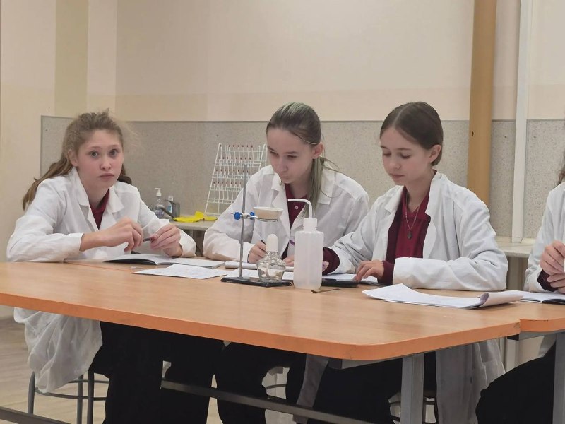 🧪 Открытие новой химической лаборатории в «Европейской школе»!Сегодня мы заглянули туда, где рождается настоящая наука. В нашей школе совсем недавно открылась химическая лаборатория, созданная благодаря стараниям нового педагога — Дмитрия Евгеньевича Макрушина. Это учитель, по-настоящему влюбленный в свой предмет, и его энтузиазм передается детям!Здесь прошли  лабораторные занятия для учащихся 7 класса.🔬 Почему 7 класс?Обычно химию начинают изучать только в 8 классе, но в «Европейской школе» введение в этот предмет включено в программу уже для семиклассников. И это отличная возможность начать знакомство с наукой раньше!👩‍🔬 Как прошло занятие?Ребята примерили спецодежду лаборантов — белые халаты, прошли серьезный инструктаж, а затем приступили к изучению инвентаря, работая в группах.Самым важным моментом стала тема безопасности. Этому вопросу посвятили часть урока, ведь в лаборатории это — приоритет №1. Также был и интерактив: обсудили разные рабочие моменты, с которыми можно столкнуться во время экспериментов.Впереди — много интересного и увлекательного! 🚀🧪 Открытие новой химической лаборатории в «Европейской школе»!Сегодня мы заглянули туда, где рождается настоящая наука. В нашей школе совсем недавно открылась химическая лаборатория, созданная благодаря стараниям нового педагога — Дмитрия Евгеньевича Макрушина. Это учитель, по-настоящему влюбленный в свой предмет, и его энтузиазм передается детям!Здесь прошли  лабораторные занятия для учащихся 7 класса.🔬 Почему 7 класс?Обычно химию начинают изучать только в 8 классе, но в «Европейской школе» введение в этот предмет включено в программу уже для семиклассников. И это отличная возможность начать знакомство с наукой раньше!👩‍🔬 Как прошло занятие?Ребята примерили спецодежду лаборантов — белые халаты, прошли серьезный инструктаж, а затем приступили к изучению инвентаря, работая в группах.Самым важным моментом стала тема безопасности. Этому вопросу посвятили часть урока, ведь в лаборатории это — приоритет №1. Также был и интерактив: обсудили разные рабочие моменты, с которыми можно столкнуться во время экспериментов.Впереди — много интересного и увлекательного! 🚀