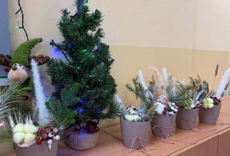 Новогоднее настроение в нашей школе! Во всех классах школы царит праздничная атмосфера: ученики активно готовятся к Новому году, украшают свои кабинеты и создают уютную обстановку. А наши талантливые ребятишки из #внеурочка по флористике удивили всех своими прекрасными композициями — настоящие мастера своего дела!😍