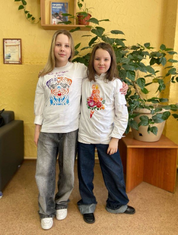 Наши пятиклассники окунулись в мир творчества и фантазии! В честь праздника ФевроМарта прошел захватывающий мастер-класс по росписи футболок.Ребята получили возможность проявить себя в роли дизайнеров, используя яркие акриловые краски и белые футболки. Под руководством опытного мастера дети узнали правила техники безопасности и освоили базовые приемы работы с тканями.🖌️🎨 Процесс рисования проходил в теплой и дружной обстановке.Каждый школьник создал уникальную вещь, воплотив собственные идеи и мечты в ярком дизайне.Результаты превзошли ожидания: теперь у ребят есть эксклюзивные подарки, сделанные собственными руками!